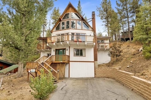 Modoc Cabin at Big Bear Village - Charming Downtown Family Retreat - Foosball - Fireplace - Sun Deck Cabin in Big Bear