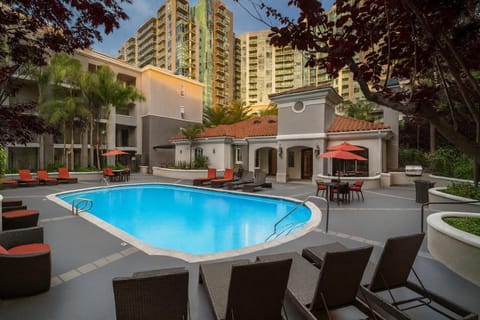 Property building, Day, Swimming pool, sunbed