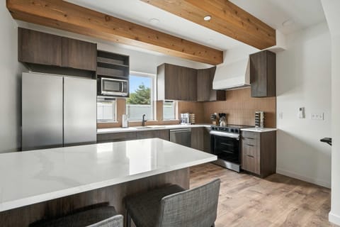 Kerns 6BR Gem - New Build Spanish Flair House in Portland