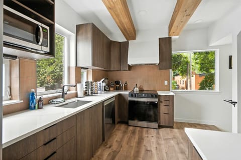 The Adelynn - Luxury 2BR Home in Walkable Portland House in Portland