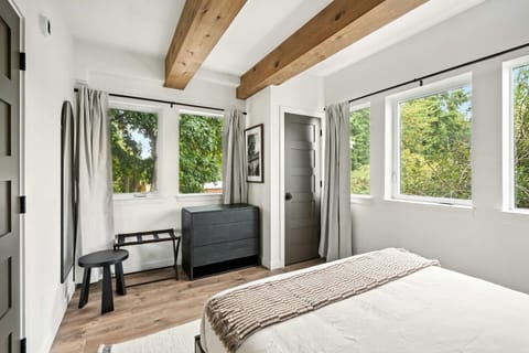 Spanish Revival Escape - Brand New 6BR in Heart of Kerns House in Portland