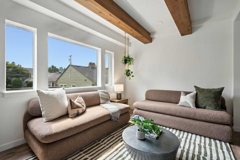 Kerns 6BR - New Spanish Style Group Stay House in Portland