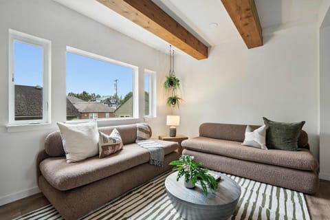 Spacious 6BR - New Spanish Home in Best Kerns Spot House in Portland