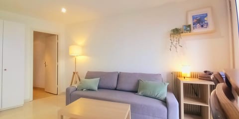 Living room, Decorative detail, Seating area, Dining area, furniture, internet, storage, towels, air conditioner