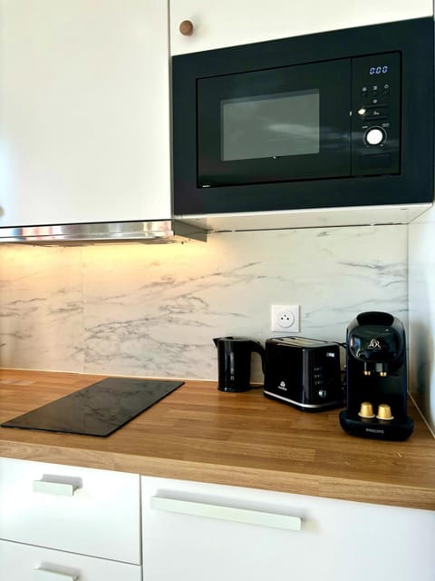 Coffee/tea facilities, Kitchen or kitchenette, Decorative detail, internet, microwave, stove, toaster, air conditioner