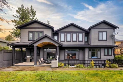 Beach Breeze White Rock Apartment in White Rock