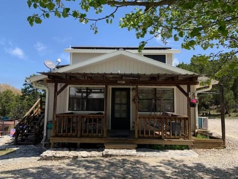 Buttercup Guest House - Pool & Hot Tub - Views House in Wimberley