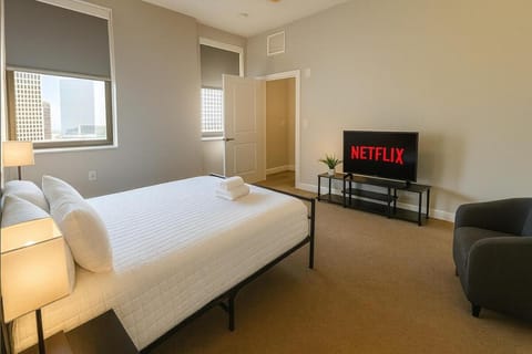 Downtown Luxe Suite Rock Hall, Casino, Stadiums Apartment in Cleveland Heights