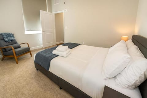 Modern Luxe Suite Rock Hall, Stadiums, Casino Apartment in Cleveland Heights