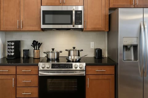 Cozy Luxe Suite Rock Hall, Casino, Stadiums Apartment in Cleveland Heights