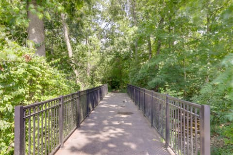 1 Block to Loveland Bike Trail The Frog Man Inn House in Ohio