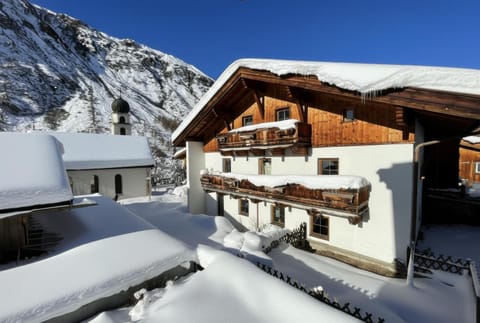 Facade/entrance, Skiing, Balcony/Terrace
