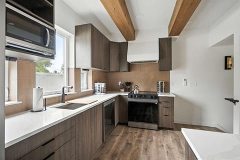 The Adelynn- New Lux Build in Center of PDX House in Portland