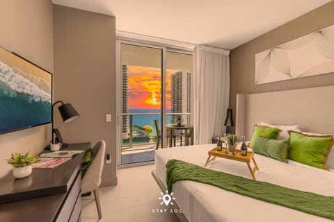 Luxury 2BR Apt With Ocean View Pool & Amenities Apartment in Hollywood Beach