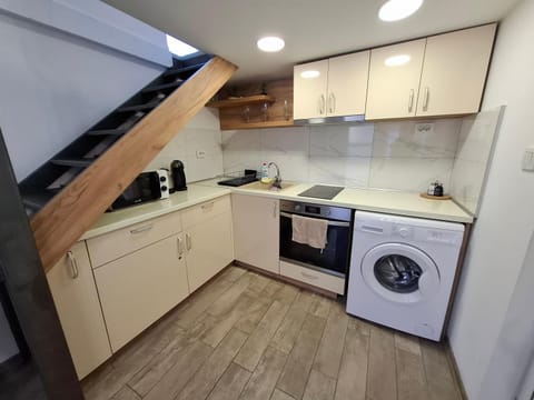 Coffee/tea facilities, Kitchen or kitchenette, oven, stove, washing machine
