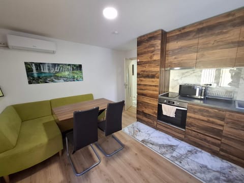 Kitchen or kitchenette, Living room, Seating area, Dining area, oven