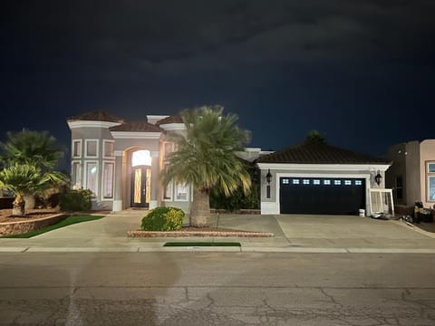 3bedroom 3 bath Indoor pool House in El Paso
