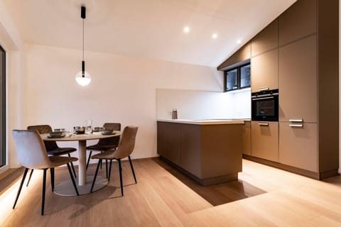 Kitchen or kitchenette, Seating area