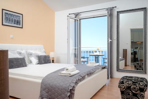 Bed, Balcony/Terrace, Photo of the whole room, Bedroom, Sea view