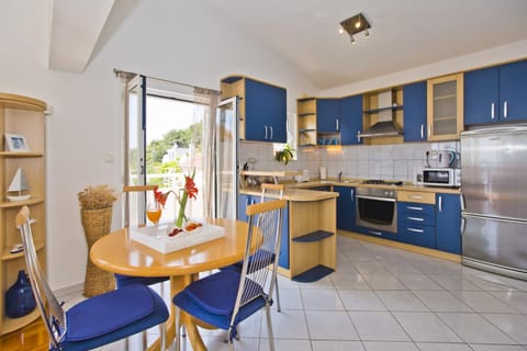 Coffee/tea facilities, Kitchen or kitchenette, Dining area