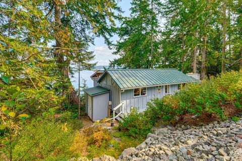 Outdoor Kitchen and Canal Views Cabin in Quilcene! Cabin in Hood Canal