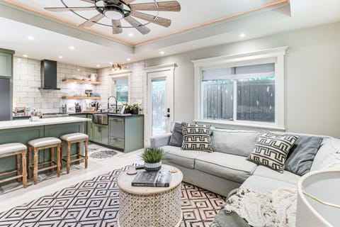 Walk to Zilker Park, Barton Springs Pool! Cozy Gem House in Zilker