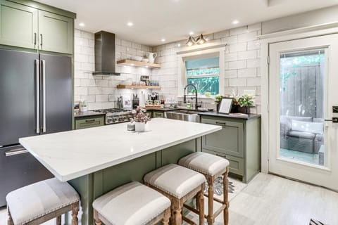 Walk to Zilker Park, Barton Springs Pool! Cozy Gem House in Zilker