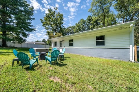 Modern Knoxville Stay - Hot Tub & Grill - Fast WiFi House in Knoxville