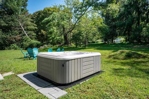 Modern Knoxville Stay - Hot Tub & Grill - Fast WiFi House in Knoxville