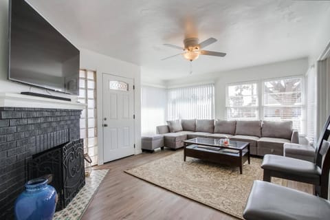 Communal lounge/ TV room, TV and multimedia, Living room, Other, Seating area, Sea view, fireplace