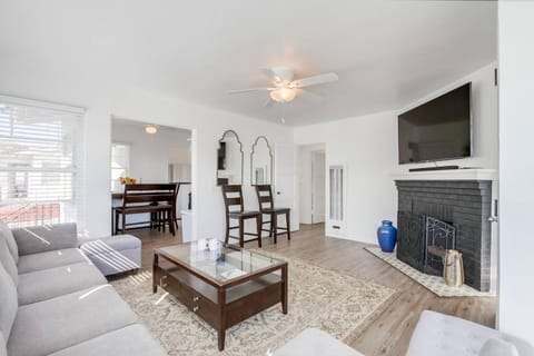 Communal lounge/ TV room, TV and multimedia, Living room, Other, Seating area, Evening entertainment, fireplace, air conditioner, air conditioner