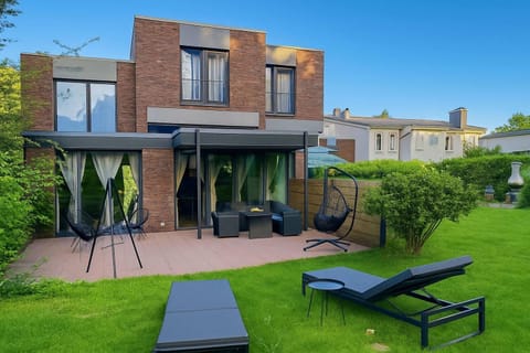 Property building, Patio, Spring, Day, Garden, Garden view, sunbed