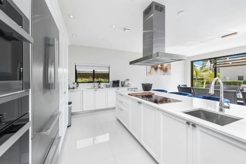 Kitchen or kitchenette, minibar, oven