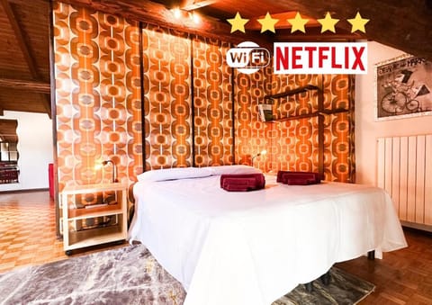 Photo of the whole room, Bedroom, towels