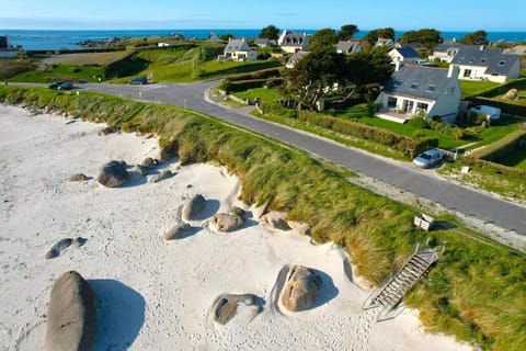 Maison les pieds dans l'eau avec vue mer et accès plage House in Kerlouan