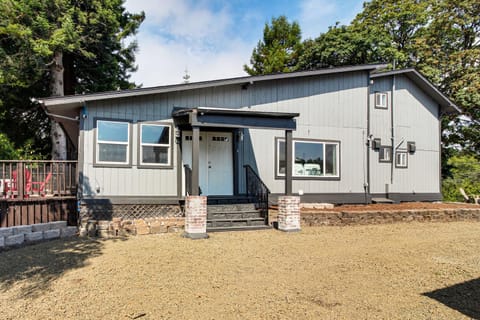 2 Mi to Downtown Coos Bay Home with Deck, Fire Pits House in Coos Bay