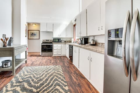 2 Mi to Downtown Coos Bay Home with Deck, Fire Pits House in Coos Bay