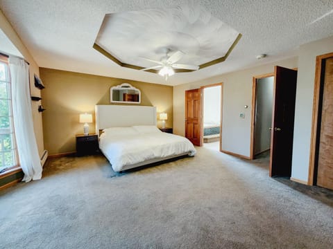 Spacious 5 bedroom 16 plus guests on 14 acres with fishing pond House in Ohio