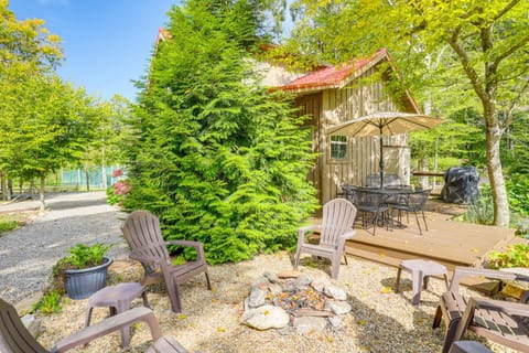 Hike, Leaf Peep and More Sleek Cabin in Weaverville Cabin in Buncombe County
