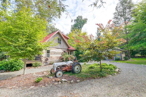 Hike, Leaf Peep and More Sleek Cabin in Weaverville Cabin in Buncombe County