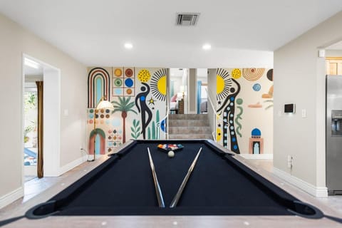 Luxury Villa Pool Jacuzzi Cinema and Game Room House in Oakland Park