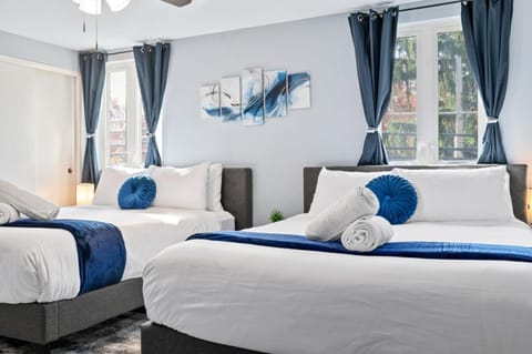 3 BR home, steps from Walnut Street with Free parking House in Shadyside