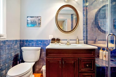 3 BR home, steps from Walnut Street with Free parking House in Shadyside