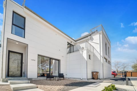 Your private ACL stylish gated home minutes from the music House in Austin