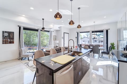 Your private ACL stylish gated home minutes from the music House in Austin