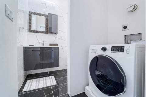 Your private ACL stylish gated home minutes from the music House in Austin