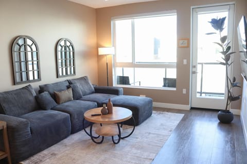 Property building, Balcony/Terrace, Living room, Decorative detail