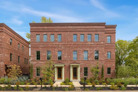 Park Springs Row- Walk to Downtown-Luxury Living House in Rogers