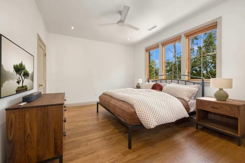 Park Springs Row- Walk to Downtown-Luxury Living House in Rogers