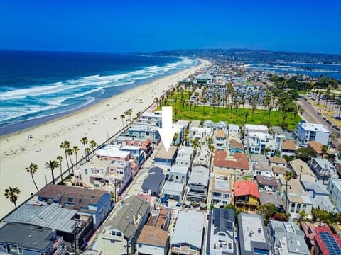 South Shore Dream with Ocean View, Large Patio, BBQ House in Mission Beach